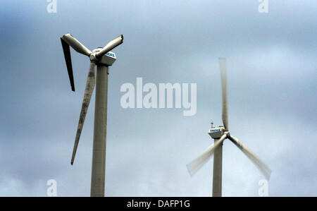 Une éolienne avec deux lames cassées se trouve dans l'énergie éolienne dans le parc Buker Altenbeken, Allemagne, 07 décembre 2011. Les lames ont été endommagés par une tempête le samedi. Personne n'a été blessé. Photo : Bernd Thissen Banque D'Images