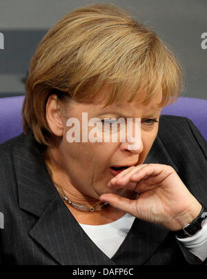 (Afp) - Un fichier photo datée du 27 octobre 2010 indique la Chancelière allemande, Angela Merkel, le bâillement au cours d'une réunion de la Bundestag allemand à Berlin, Allemagne. Des chercheurs de l'Université de Pise ont prouvé que la relation émotionnelle à une personne est cruciale pour l'imitation inconsciente de comportement. Les gens sont plus susceptibles d'être stimulés à bâiller par des membres de la famille, puis par fri Banque D'Images