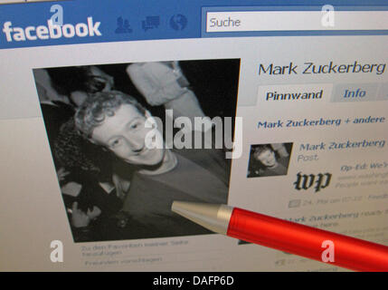 (Afp) - Un fichier photo datée du 13 juillet 2010 montre une personne en montrant un portrait de Mark Zuckerberg, fondateur de facebook en vedette sur la page facebook avec un stylo à Berlin, Allemagne. Photos privées de Zuckerberg sont apparus sur le web, en raison d'un petit logiciel répartition de facebook. Selon Facebook le 06 décembre 2011, il a été possible d'observer des photos d'utilisateurs sécurisés. Ph Banque D'Images