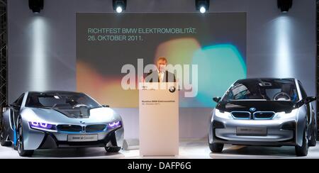 (Afp) - Une archive photo, datée du 26 octobre 2011, montre l'BMW président du conseil, Frank-Peter Arndt, livrant un discours lors de l'inauguration de la nouvelle ligne de production à l'usine d'assemblage de BMW à Leipzig, en Allemagne. La millionième voiture BMW va quitter l'usine d'assemblage le vendredi 9 décembre 2011. À partir de 2013, l'usine BMW à Leipzig va lancer la production d'elec Banque D'Images