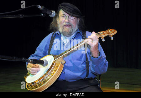 Membre de l'Irish folk band 'The Dubliners', Barney McKenna, effectue avec son groupe à Hambourg, Allemagne, 3 décembre 2011. Les Dubliners formé à Dublin en 1962. Photo : Holger Kasnitz Banque D'Images