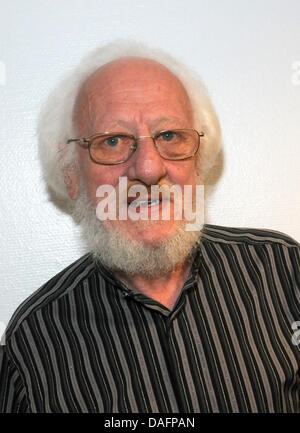 Membre de l'Irish folk band 'The Dubliners', Eamonn Campbell, photographié avant une performance de son groupe à Hambourg, Allemagne, 3 décembre 2011. Les Dubliners formé à Dublin en 1962. Photo : Holger Kasnitz Banque D'Images