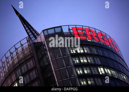 (Afp) - Un fichier photo datée du 27 octobre 2010 montre le siège de la compagnie d'assurance Ergo à Duesseldorf, Allemagne. Le 08 décembre 2011, le Groupe d'assurance Ergo utilisera une conférence télévisée de faire rapport sur les résultats des activités de distribution concernant les régimes de retraite. Photo : Martin Gerten Banque D'Images