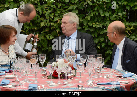 Le président tchèque Milos Zeman (centre) et l'Ambassadeur de France en République tchèque Pierre Levy (droite) ont assisté à une réception organisée à l'occasion de la fête nationale française à Prague, République tchèque, le 12 juillet 2013. (Photo/CTK Michal Krumpahnzl) Banque D'Images