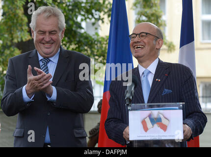 Le président tchèque Milos Zeman (à gauche) et l'Ambassadeur de France en République tchèque Pierre Levy (droite) ont assisté à une réception organisée à l'occasion de la fête nationale française à Prague, République tchèque, le 12 juillet 2013. (Photo/CTK Michal Krumpahnzl) Banque D'Images