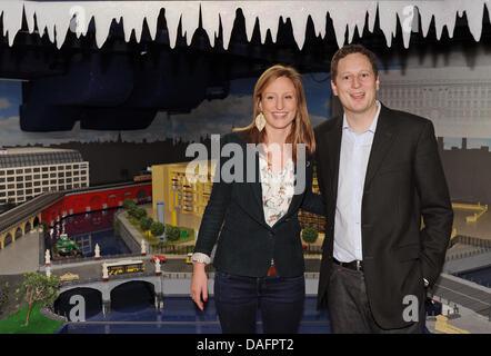 Georg Friedrich, Prince de Prusse et de son épouse Sophie, princesse de Prusse visiter Legoland Discovery Center à Berlin, Allemagne, 09 septembre 2011. Le couple royal a examiné un modèle du palais de ville, qui peut être vu au Parc Legoland de janvier 2012. Georg, Prince de Prusse est un grand fan de Lego. Photo : JENS KALAENE Banque D'Images