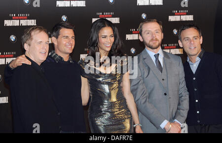 US-américain réalisateur Brad Bird (L-R), acteurs américains Tom Cruise et Paula Patton, comédien et acteur britannique Simon Pegg et le producteur américain Bryan Burk arrivent pour la première Allemande de leur film "Mission : Impossible - Ghost Protocol' au monde de BMW à Munich, Allemagne, 09 décembre 2011. Le film sera diffusé le 15 décembre 2011. Photo : Ursula Dueren Banque D'Images