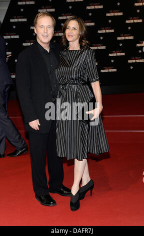 US-américain réalisateur Brad Bird et son épouse Elizabeth Canney arrivent pour la première allemande du film "Mission : Impossible - Ghost Protocol' au monde de BMW à Munich, Allemagne, 09 décembre 2011. Le film sera diffusé le 15 décembre 2011. Photo : Ursula Dueren Banque D'Images