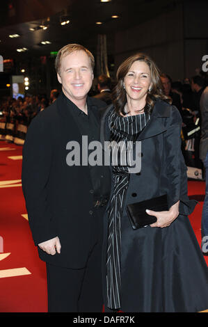 US-américain réalisateur Brad Bird et son épouse Elizabeth Canney arrivent pour la première allemande du film "Mission : Impossible - Ghost Protocol' au monde de BMW à Munich, Allemagne, 09 décembre 2011. Le film sera diffusé le 15 décembre 2011. Photo : Ursula Dueren Banque D'Images