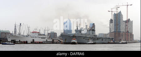 Fichier - une archive photo datée du 02 septembre 2011 présente le porte-hélicoptères britannique 'illustres' à côté du navire 'Cap San Diego' et la construction de l'emplacement de l'Elbphilharmonie au port de Hambourg, Allemagne. Le navire peut accueillir jusqu'à 24 hélicoptères et peut être visitted à Hambourg le 11 décembre 2011. Photo : ANGELIKA WARMUTH Banque D'Images