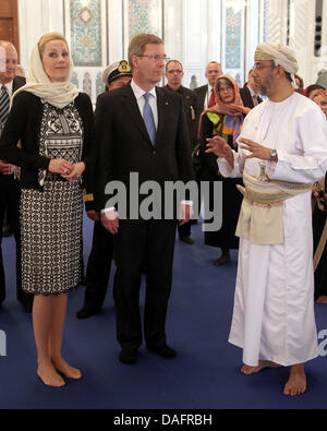 Le Président allemand Christian Wulff et son épouse Bettina visiter la mosquée Sultan-Qabus à Muscat, Oman, 10 décembre 2011. Secrétaire général de l'Sultan-Qabus-Center for Islamic Studies, Habib Al Riyami (R), explique le bâtiment pour le couple. Le Président allemand et son épouse sont sur une visite de six jours dans la région du Golfe. Photo : WOLFGANG KUMM Banque D'Images