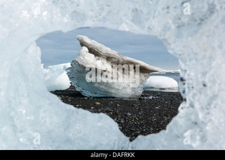 Les icebergs sur la plage de sable noir à Jokulsarlon - sud-est de l'Islande Banque D'Images