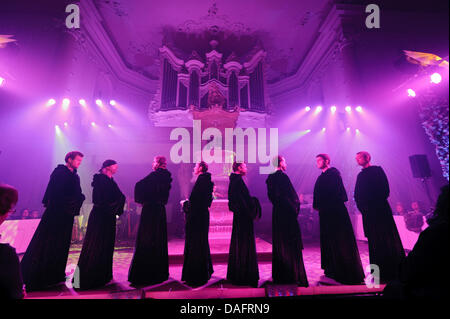 Le 'Groupe' Grégorien effectue pendant leur tournée de Noël au complet Ludwig's Church de Sarrebruck, Allemagne, 09 décembre 2011. Photo : Becker&Bredel Banque D'Images