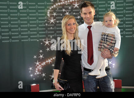 Le Werder player Markus Rosenberg (C), sa petite amie Maria Wigren et fille Izabella arrivent pour le party de Noël annuel de la Bundesliga allemande soccer club Werder Brême dans le restaurant 'El Mundo' à Brême, Allemagne, le 11 décembre 2011. Photo : CARMEN JASPERSEN Banque D'Images