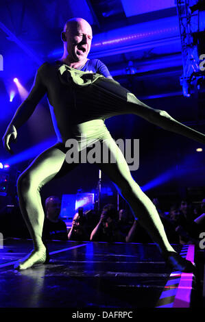 Chanteur du groupe allemand industriel Knorkator, Stumpen (Gero Ivers), joue sur la scène pendant le spectacle de l 'UE77 Tour' à la Colombie-Britannique située à Berlin, Allemagne, 09 décembre 2011. Photo : Marc N.r.i.t. Banque D'Images