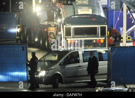 Une enquête du voiture transporte les corps de deux des vicitms loin de la scène du crime avec le bus à l'arrière-plan à l'aéroport de Francfort, Allemagne, 2 mars 2011. Selon les premiers rapports de la police allemande, un homme est entré dans le bus tuant deux hommes service nous injurying sévèrement et deux autres victimes. L'agresseur présumé a été arrêté. Photo : Boris Roessler Banque D'Images