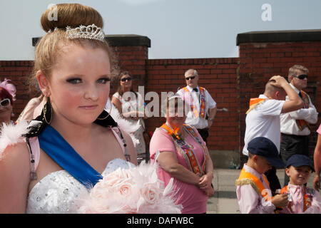 Southport, Royaume-Uni 12 Juillet 2013. Courtney Fisher 14, à la parade des orangistes de l'assemblage dans London Street. Un certain nombre d'ordre d'Orange lodges accompagnés par des fanfares de cornemuses et tambours se sont réunis à Southport pour l'Orange annuel jours de marche. Le 12 juillet est le jour le plus important de l'agenda des loyalistes, lorsque les membres de l'Orange Lodge mars pour commémorer le 1690 Bataille de la Boyne en Irlande. Credit : Conrad Elias/Alamy Live News Banque D'Images