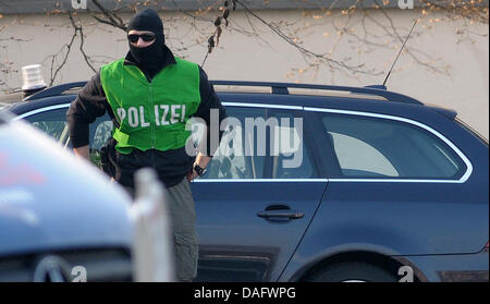 Des policiers lourdement armés arrivent dans une voiture à la Cour fédérale allemande de Karlsruhe, Allemagne, 03 mars 2011. Le 02 mars 2011, un homme a tué deux soldats américains à l'aéroport de Frankfurt am Main. Le plus haut tribunal de l'Allemagne a ouvert une enquête de la fusillade. Photo : Ronald WITTEK Banque D'Images