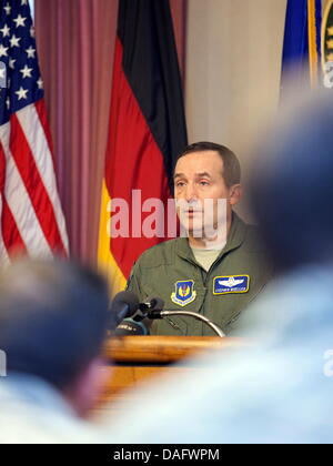 Sous-commandant en chef de l'US Air Force en Europe, Stephen Mueller, donne une déclaration à Ramstein, Miesenbach, Allemagne, 03 mars 2011.Le 02 mars 2011, un homme a tué deux soldats américains à l'aéroport de Frankfurt am Main. Photo : REINER VOSS Banque D'Images