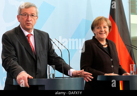 La chancelière allemande Angela Merkel (R) et le Premier Ministre du Luxembourg Jean-Claude Juncker livrer une conférence de presse à Berlin, Allemagne, 04 mars 2011. Photo : WOLFGANG KUMM Banque D'Images