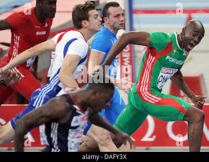 L'athlète Portugais Francis Obikwelu (R) arrive à la ligne d'arrivée de l'avant de l'athlète britannique Dwain Chambers (belwo) et l'athlète français Christophe Lemaitre (2-L) au cours de la Men's 60m sprint de l'athlétisme en salle au Palais Omnisports de Paris, France, 06 mars 2011. Obikwelu a remporté le 60m Championnat d'Europe. Photo : ARNE DEDERT Banque D'Images