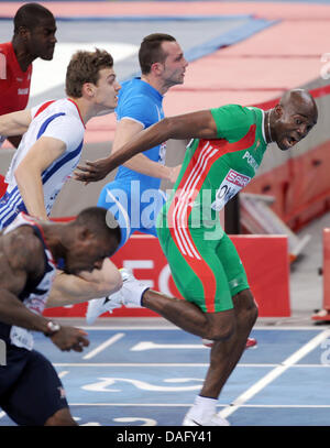 L'athlète Portugais Francis Obikwelu (R) arrive à la ligne d'arrivée de l'avant de l'athlète britannique Dwain Chambers (ci-dessous) et l'athlète français Christophe Lemaitre (2-L) au cours de la Men's 60m sprint de l'athlétisme en salle au Palais Omnisports de Paris, France, 06 mars 2011. Obikwelu a remporté le 60m Championnat d'Europe. Photo : Arne Dedert Banque D'Images