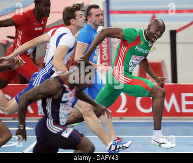 L'athlète Portugais Francis Obikwelu (R) arrive à la ligne d'arrivée de l'avant de l'athlète britannique Dwain Chambers (ci-dessous) et l'athlète français Christophe Lemaitre (2-L) au cours de la Men's 60m sprint de l'athlétisme en salle au Palais Omnisports de Paris, France, 06 mars 2011. Obikwelu a remporté le 60m Championnat d'Europe. Photo : Arne Dedert Banque D'Images