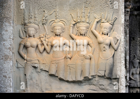 Bas-relief représentant Devatas, ou des divinités féminines sur les niveaux supérieurs d'Angkor Wat. Cambodge Banque D'Images