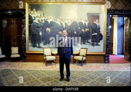 Le nouveau maire de Hambourg Olaf Scholz (SPD) donne une déclaration après son élection au pouvoir alors qu'il se tenait devant une peinture représentant l'ancien hommes councile Hambourg à l'hôtel de ville de Hambourg, Allemagne, 7 mars 2011. Environ deux semaines après la victoire électorale des sociaux-démocrates de Hambourg (SPD), le citoyen de Hambourg ont voté Scholz comme leur nouveau maire. Photo : Angelika Banque D'Images