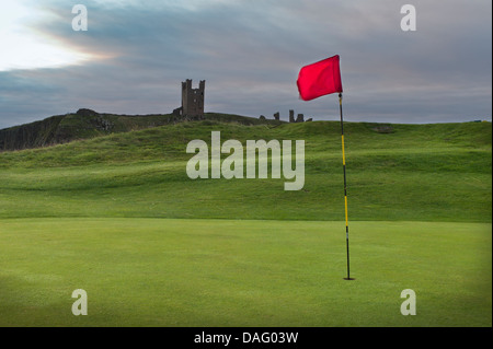 Drapeau de golf sur le cours à Northumberland, Dunstanburgh. Banque D'Images