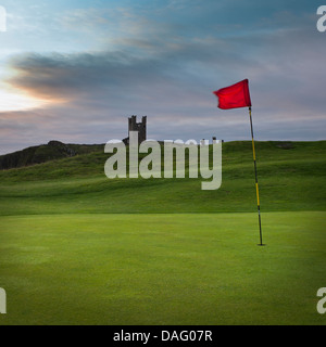 Drapeau de golf sur le cours à Northumberland, Dunstanburgh. Banque D'Images