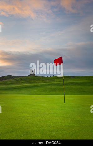 Drapeau de golf sur le cours à Northumberland, Dunstanburgh. Banque D'Images