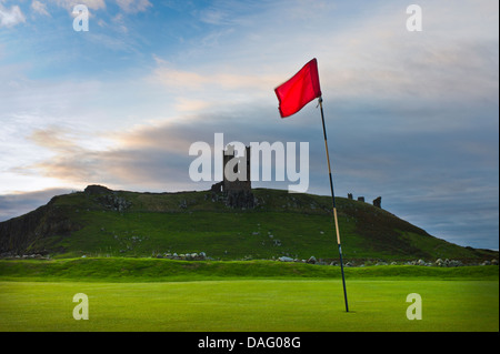 Drapeau de golf sur le cours à Northumberland, Dunstanburgh. Banque D'Images