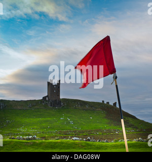 Drapeau de golf sur le cours à Northumberland, Dunstanburgh. Banque D'Images