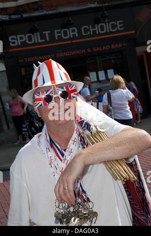 Southport, Royaume-Uni 12 Juillet 2013. Vendeur de souvenirs à l'Orangemen's Day Parade de l'assemblage dans London Street. Un certain nombre d'ordre d'Orange lodges accompagnés par des fanfares de cornemuses et tambours se sont réunis à Southport pour l'Orange annuel jours de marche. Le 12 juillet est le jour le plus important de l'agenda des loyalistes, lorsque les membres de l'Orange Lodge mars pour commémorer le 1690 Bataille de la Boyne en Irlande. Credit : Conrad Elias/Alamy Live News Banque D'Images