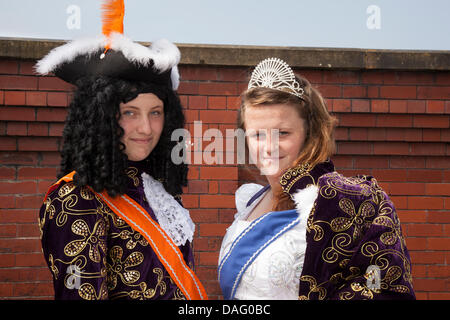 Southport, Royaume-Uni 12 Juillet 2013. Sœurs Sian et Rihanna dans James King & Queen costume au Orangemen's Day Parade de l'assemblage dans London Street. Un certain nombre d'ordre d'Orange lodges accompagnés par des fanfares de cornemuses et tambours se sont réunis à Southport pour l'Orange annuel jours de marche. Le 12 juillet est le jour le plus important de l'agenda des loyalistes, lorsque les membres de l'Orange Lodge mars pour commémorer le 1690 Bataille de la Boyne en Irlande. Credit : Conrad Elias/Alamy Live News Banque D'Images