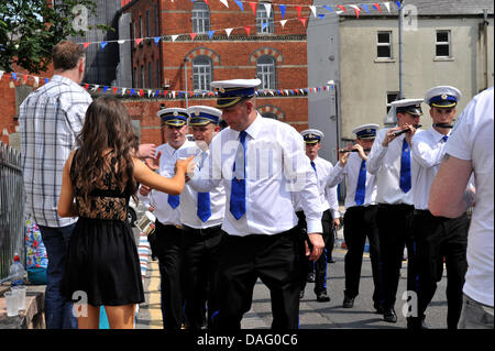 Londonderry, en Irlande du Nord. 12 juillet 2013. Plus de 10 000 spectateurs et Orangistes accompagnés par 40 groupes participent à un défilé commémorant le 323e anniversaire de la bataille de la Boyne. Crédit photo : George Sweeney / Alamy Live News Banque D'Images