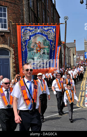 Londonderry, en Irlande du Nord. 12 juillet 2013. Plus de 10 000 spectateurs et Orangistes accompagnés par 40 groupes participent à un défilé commémorant le 323e anniversaire de la bataille de la Boyne. Crédit photo : George Sweeney / Alamy Live News Banque D'Images