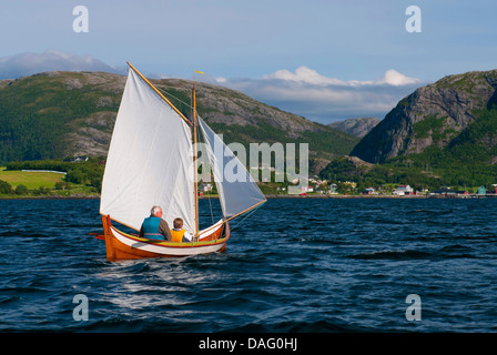 Bateau à voile dans un fjord, la Norvège Banque D'Images