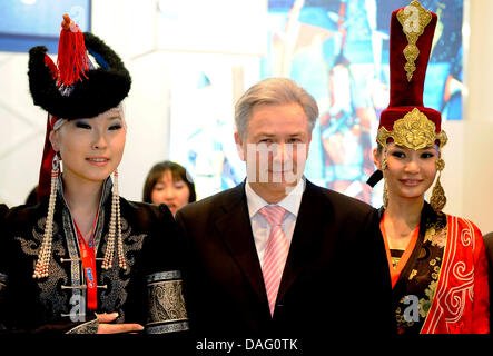 Le premier maire de Berlin, Klaus Wowereit (c), prend part à la tournée d'ouverture à l'International un Salon du tourisme ITB à Berlin, Allemagne, 09 mars 2011. Plus de 11 000 exposants de 180 pays participent à la DGI qui aura lieu du 09-13 mars 2011. Photo : Maurizio Gambarini Banque D'Images