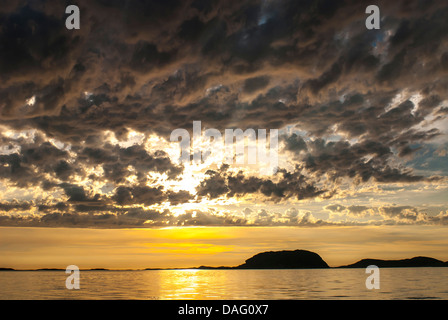 Coucher du soleil dans un fjord norvégien avec thunder clouds, Norvège, Lauvsnes Banque D'Images