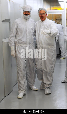 Le président fédéral allemand Christian Wulff (r) prend un tour, conduit par un scientifique à un Nano laboratoire de l'Christian-Albrecht-Université de Kiel, Allemagne, 9 mars 2011. Wulff paie sa première visite à Schleswig-Holstein. Photo : Angelika Warmuth Banque D'Images