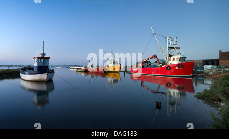 Le port des pêcheurs, Brancaster Staithe à marée haute. Banque D'Images