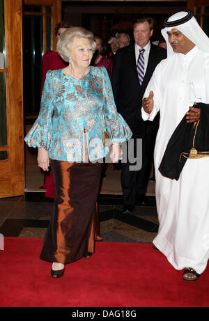 La Reine Beatrix des Pays-Bas quitte l'hôtel Four Seasons sur son chemin à l'Al-Waiba Palace pour une salle à manger avec l'Emir à Doha, Qatar, le 9 mars 2011. Royals néerlandais sont sur une visite d'Etat de deux jours au Qatar. Photo : Patrick van Katwijk Banque D'Images