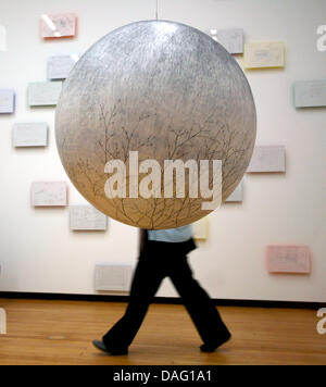 Une personne passe devant la pièce d'art 'Chaparral' sec au-dessus de Cassiopée (2004) de l'artiste américain Russell Crotty lors d''une vue sur le Martin-Gropius-Bau à Berlin, Allemagne, 10 mars 2011. Le travail fait partie de l'exposition 'Boussole. Les dessins de la MoMa à New York" qui est à l'affiche du 11 mars au 29 mai 2011. Photo : Stephanie Pilick Banque D'Images