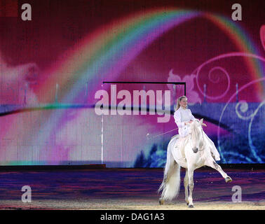 Rider Audrey Hasta Luego, ici en tant que princesse, exécute un morceau de l'émission 'Ausgesucht' avec son cheval blanc au Salon Equitana à Essen, Allemagne, 10 mars 2011. Le spectacle équestre 'Ausgesucht' est présenté entre 12 et 20 mars 2011 à la foire mondiale des sports équestres Salon Equitana. Environ 1000 chevaux et 850 exposants participent à la foire. Photo : Roland Weihrauch Banque D'Images