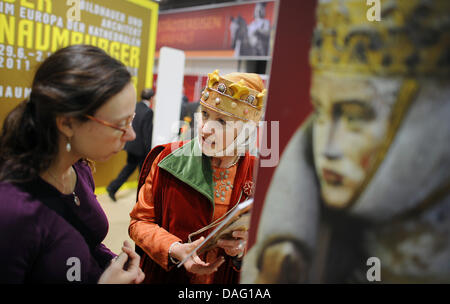 L'image montre une femme portant un costume de 'Uta de Naumburg' parler à un visiteur sur le stand de la Saxe-Anhalt à l 'juste' ITB à Berlin, Allemagne, le 10 mars 2011. Selon la banque allemande 'parkasse' il n'y a pas eu d'insurrection dans le tourisme en Allemagne de l'Est. L'ITB aura lieu du 09. jusqu'à ce que le 13. de mars 2011. Photo : Hannibal Hanschke Banque D'Images