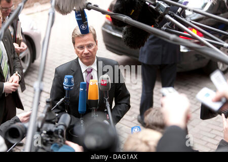Le ministre allemand des affaires étrangères Guido Westerwelle est de parler aux médias comme il arrive pour un Conseil des ministres de l'UE des affaires étrangères à Bruxelles, Belgique le 10 mars 2011. Photo : Thierry Monasse