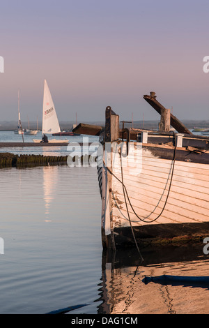 Bateaux à flot à Brancaster Staithe, Norfolk tôt le matin à marée basse. Banque D'Images