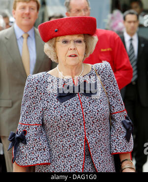 La Reine Beatrix des Pays-Bas visite ville industrielle de Ras Laffan au Qatar le 10 mars 2011. La visite Nakilat Damen Shipyards, Qatar et Shell Pearl GTL. La Reine a également assisté à la signature d'un protocole d'entente entre Ras Laffan et le port de Rotterdam. Les Royals néerlandais sont sur une visite d'Etat de deux jours au Qatar. Photo : Patrick van Katwijk Banque D'Images